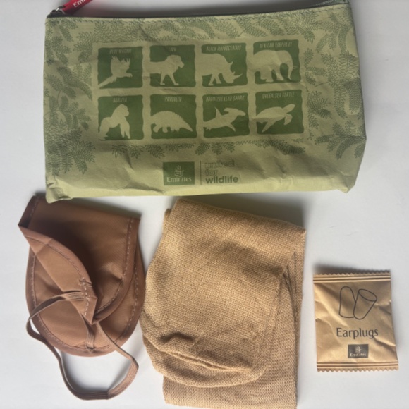 2025 EMIRATES AIRLINES ECONOMY CLASS  AMENITY KIT - GREEN - Picture 1 of 3